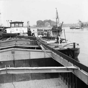 Bunkerboot "Hummel" im Karlsruher Rheinhafen, das als "schwimmende Tankstelle" Motorschiffe mit Treibstoff versorgt.