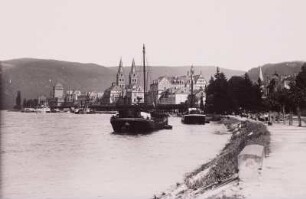Boppard, Stadtansicht : Boppard. Blick über den Rheinbogen gegen die Katholische Pfarrkirche St. Severus nach Südosten