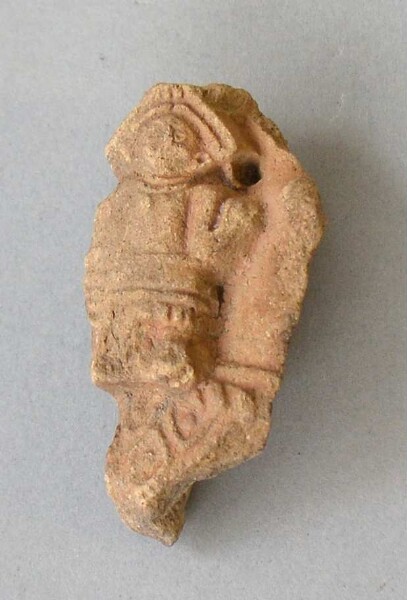 Figurine en argile (fragment de récipient)