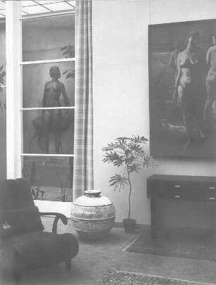 Dresden-Wachwitz. Interieur. Ausstellungsraum mit Tonvase und Gemälde (um 1925). Blick zu einer Bronzeplastik (Diana?)