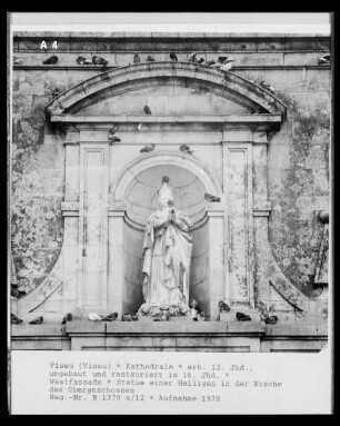 Weibliche Heiligenfigur