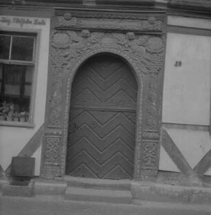 Tangermünde. Haustür von 1679 in der Altstadt