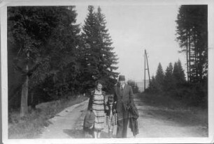 Ehepaar mit Kind auf einer Wanderung
