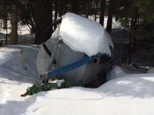 Maschinenabstellplatz im Freien bei starken Schneefall