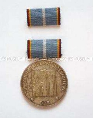 Medaille für langjährige Pflichterfüllung zur Stärkung der Landesverteidigung der Deutschen Demokratischen Republik in Silber, mit Interimsspange