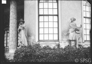 Potsdam, Chinesisches Haus, Figuren, Blick auf Klarinettenspieler und Gitarrenspielerin.