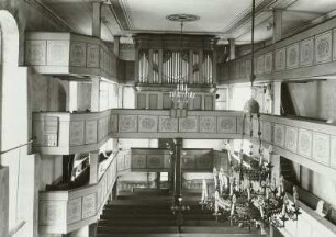 Mildenau-Arnsfeld, Evangelische Kirche. Inneres zur Orgel : Mildenau-Arnsfeld. Evangelische Kirche (1250/1300, 1784 Vergrößerung). Kircheninneres zur Orgel (1897; Eule )
