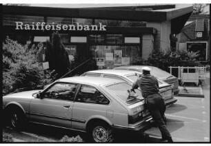 Sieker Landstraße: Parkplatz vor Raiffeisenbank Südstormarn: Dreharbeiten für ARD-Vorabendserie "Großstadtrevier": Szenenbild mit Polizist