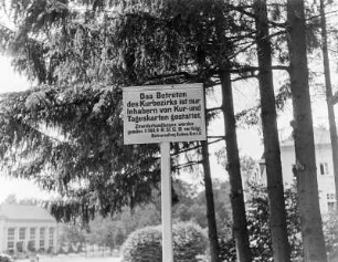 Bad Kudowa, Kurpark : Bad Kudowa (Kudowa-Zdrój/Polen). Hinweisschild zum Kurpark