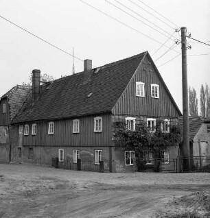 Obergurig, Schulstraße 4. Alte Schmiede (ehemalige Waffenschmiede?; 1600). Straßenansicht (Eckansicht)