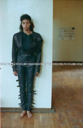 Modell in schwarzer Lederhose und -jacke der Designergruppe Allerleirauh