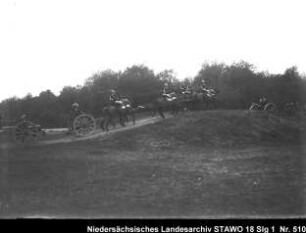 Geländeübung des Feld-Artillerie-Regiments Nr. 46 Enthält: Platte 10, Soldaten auf mit Pferden bespannten Geschützlafetten überqueren eine Anhöhe