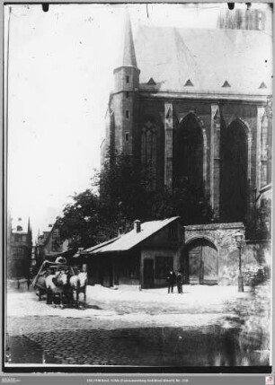 Schirnen am Dom vor dem südlichen Querhaus