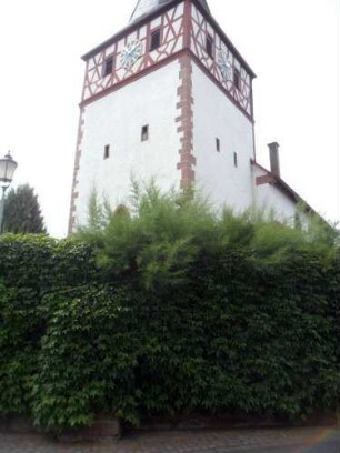 Ansicht von Nordosten mit Kirche über Kirchturm (rechteckiger Romanischer Chorturm) über Kirchhofmauer (Wehrgang mit Steinbrüstung im 18 Jh abgetragen)
