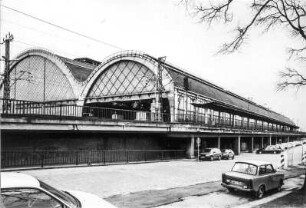 Hauptbahnhof (1893-1898; Ernst Giese, Paul Weidner). Bahnsteighallen. Mittelhalle und Südhalle sowie vorgelagerte Güterzuggleise mit Bahnsteigdach über dem Inselbahnsteig. Ansicht von der Bayrischen Straße : Dresden-Altstadt, Am Hauptbahnhof 4. Hauptbahnhof (1893-1898; Ernst Giese, Paul Weidner). Bahnsteighallen. Mittelhalle und Südhalle sowie vorgelagerte Güterzuggleise mit Bahnsteigdach über dem Inselbahnsteig. Ansicht von der Bayrischen Straße