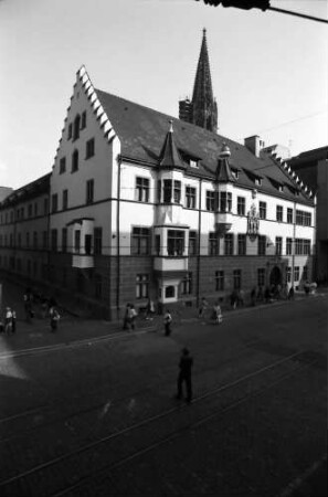 Freiburg: Außenansicht des Basler Hofes, sommerlich