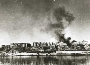 Stalingrad. Blick über die Wolga zur brennenden Stadt