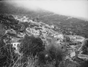 Zerstörtes Bergdorf : Blick auf ein Bergdorf mit zerstörten Häusern