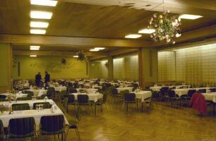 Freiburg: Kolpingsaal, Blumendekoratin im Kolpingsaal, vom Blumenhaus Schöngard