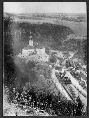 Vor Schloß Weesenstein im Müglitztal : Weesenstein. Ansicht des Schlosses und des Ortes von Osten