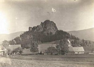 Sankt Georgenthal (Jiřetín pod Jedlovou). Ortsansicht mit Burg Tollenstein (Burg Tolštejn) von Südwest
