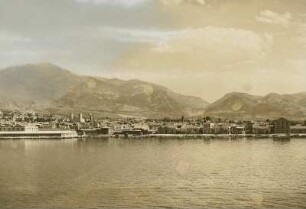 Patras (Griechenland). Stadtansicht, vom Schiff gesehen