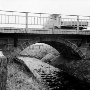 Norderbeste: Brücke der Bundesstraße B 75: darauf rechts Lkw