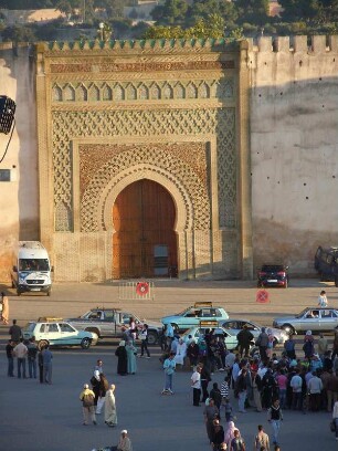 Meknes - Stadttor Bab el-Mansour : Das 1732 erbaute Stadttor Bab el-Mansour gehört zu den wichtigstens historischen Sehenswürdigkeiten in Meknes, aufgenommen am 28. Oktober 2010