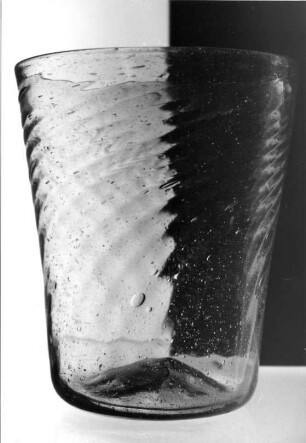 Waldglas-Becher mit Rippenmuster
