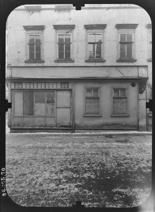 Arnstadt, Johannisgasse. Wohnhaus mit Laden. Straßenfront