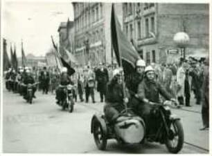 Motorradfahrer (GST?) bei einer Demonstration