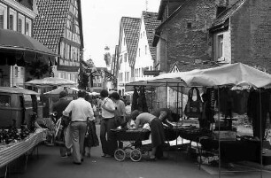 Walldürn: Hauptstraße während einer Marktveranstaltung