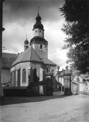 Arnau. Kirche (13. Jahrhundert begonnen). Ansicht von Südosten mit barocker Toranlage