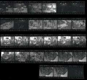 Schwarz-Weiß-Negative mit Aufnahmen einer Heimarbeitfamilie bei der Herstellung von Fischlandschmuck