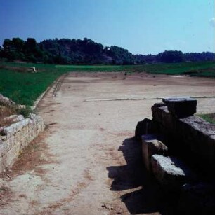 Olympia. Das Stadtion, Nordwestböschung mit Demeter-Altar