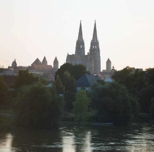 Regensburg. Blick über die Donau auf die Stadt und die Türme des Domes
