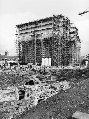 Frauenkirche : Wiederaufbau der Frauenkirche (beg. 1992). Blick von der Landhausstraße über Ausgrabungsfeld Neumarkt/ Rampische Straße