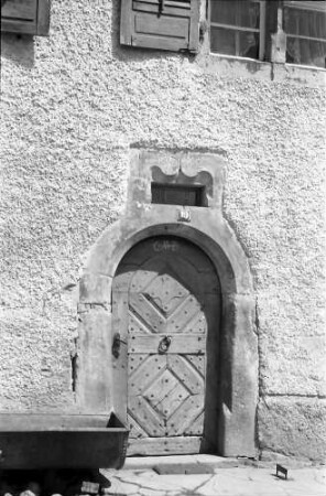 Kirchen-Hausen: Altes Giebelhaus, Tor darunter