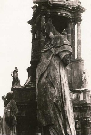 Dresden. Katholische Hofkirche. Balustrade, Statue der Heiligen Klara