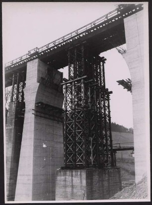 Baustelle einer Eisenbahnbrücke