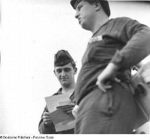 Deutschland . Nationale Volksarmee - Seestreitkräfte. Minenleg- und Räumschiff des Typs MLR-3000. Matrosen in Arbeitsuniformen