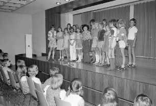 Bunter Nachmittag im Altenwohnheim Heinz-Schuchmann-Haus mit Kindern der Grundschule Rintheim