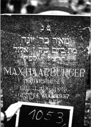 Grabstein 1053 (Index: 99803973) Material: Granit, poliert Zustand: sehr gut Maße HxBxT: 101x49x12 cm Beschreibung: Stele mit horizontalem Abschluß: Grabstein 1053 (Detailaufnahme)