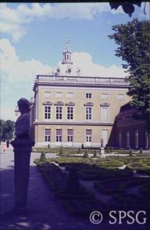 Berlin, Schlossgarten Charlottenburg, Gartenseite des Schlosses mit Kaiserbüste im Vordergrund.