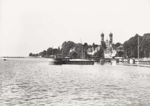 Friedrichshafen, Stadt : Friedrichshafen. Blick vom Bodensee auf die Stadt mit Schlosskirche von Osten
