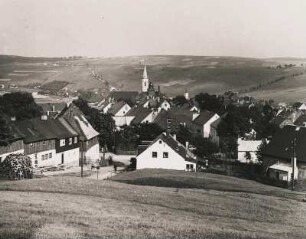 Sachsen. Blick auf Oberwiesenthal im Erzgebirge. Im Hintergrund der Turm der Martin Luther Kirche