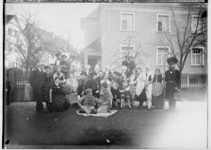 Fasnacht Krauchenwies 1934; Gruppenbild: Narren vor dem Haus des Dentisten August Walzer