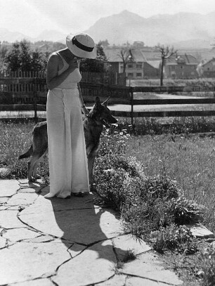 Frau mit Schäferhund