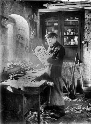 Der Häckel-Anton in seiner Tischler-Werkstatt