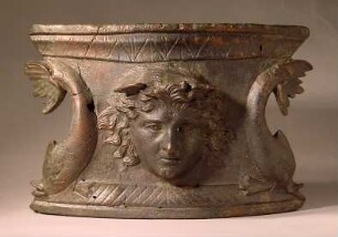 Basis mit Reliefschmuck: Gorgoneion zwischen zwei Delphinen